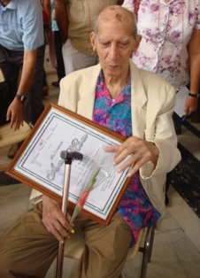 Dario Proenza recibe la condición de Artista de Mérito del ICRT. Foto: Radio Cubana