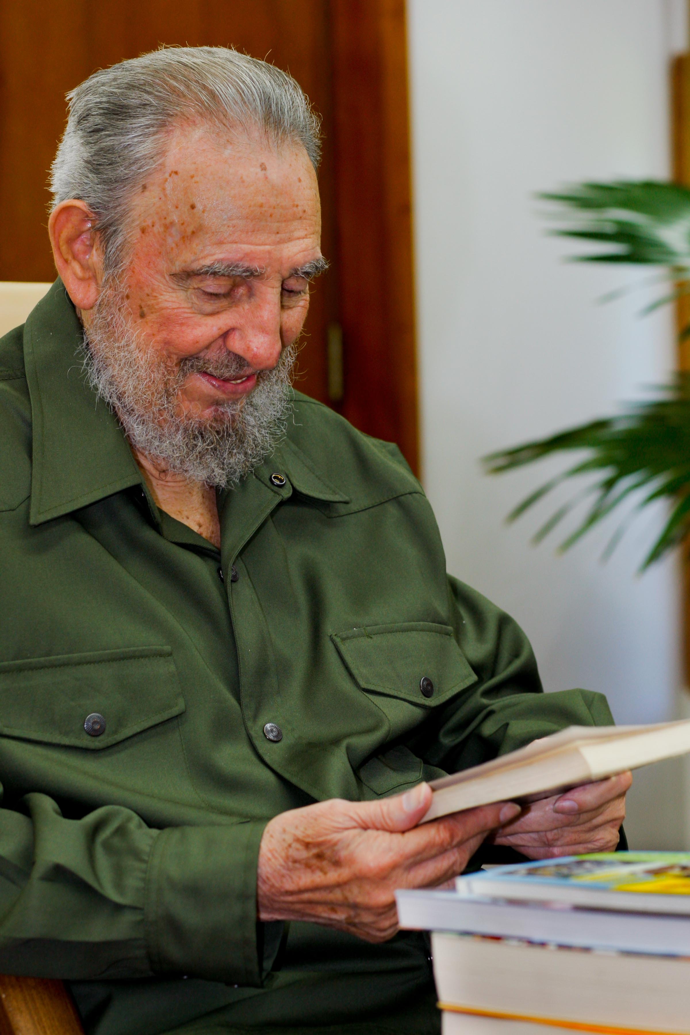 Fidel recibió varios libros entregados por la senadora Córdoba sobre la historia y la realidad actual de Colombia
