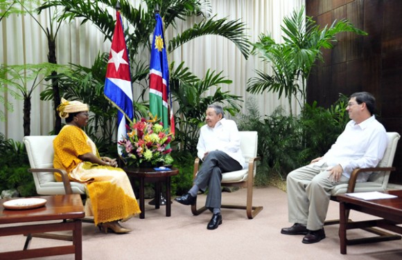 Claudia Grace Uushona, embajadora de la República de Namibia se reunió con el presidente cubano Raúl Castro y el canciller Bruno Rodríguez Parrilla. Foto: Geovani Fernández