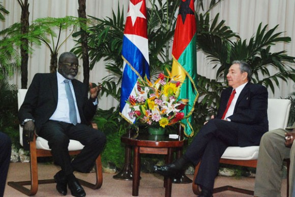 Raúl con presidente de la República de Guinea Bissau. Foto: Raúl Abreu