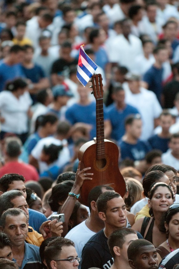 ¡Viva Fidel!, gritan y levantan las banderas y las guitarras Foto: Roberto Chile
