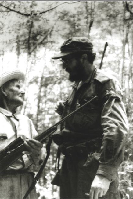 Fidel conversa con Escalona, colaborador del Ejército Rebelde.