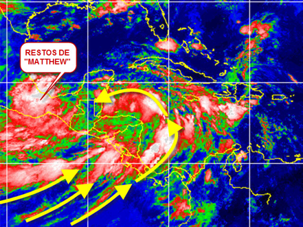 ÁREA BAJO SOSPECHA: Obsérvese en esta imagen de satélite de hoy domingo en la mañana a los restos de “Matthew” en el Itsmo de Tehuantepec,porción oriental de México, y la amplia zona de giro ciclónico con gran arrastres de nubosidad y humedad desde el Pacífico, con mayor elongación en el Caribe occidental, próximo a la costa de Nicaragua. Ahí pudiera formarse un ciclón tropical durante los primeros días de esta semana que comienza.