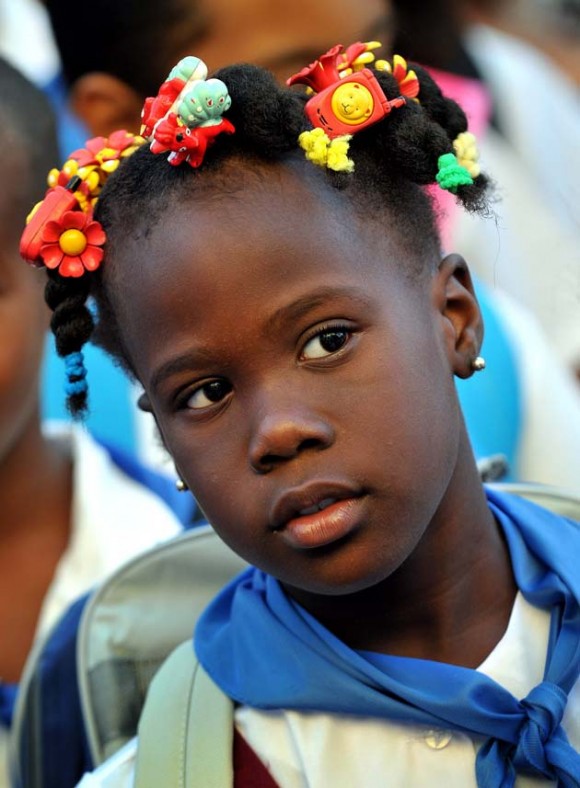 Una niña cubana participa hoy, lunes 6 de septiembre de 2010, antes de ingresar a su escuela, en un acto en el marco del inicio del curso escolar 2010-2011 en La Habana (Cuba). EFE/Alejandro Ernesto