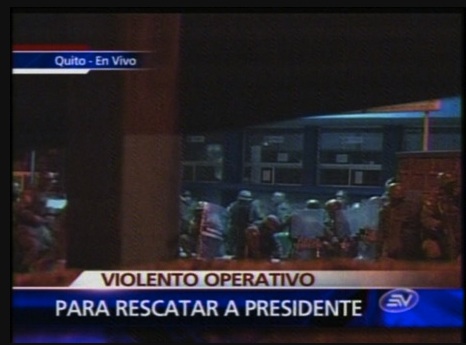 n pelotón militar y dos vehículos llegaron hasta la puerta del hospital militar para rescatar al presidente Rafael Correa.