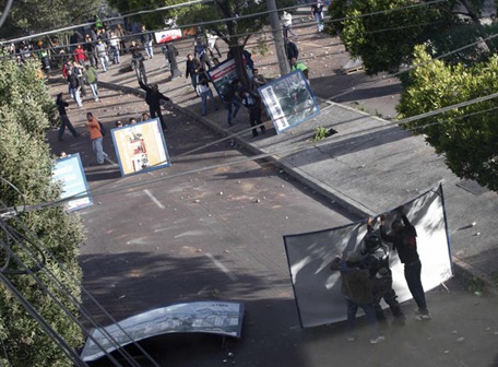 Unos 51 heridos atendió la Cruz Roja de Quito tras los violentos enfrentamientos suscitados este jueves entre policías y simpatizantes del presidente Rafael Correa.