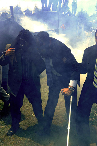 Rafael Correa atacado con gas lacrimógeno. Foto. AFP