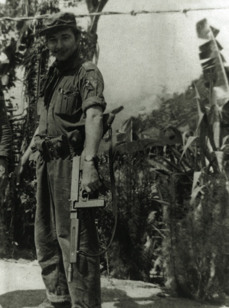 El comandante Raúl Castro Ruz porta una ametralladora Thompson.