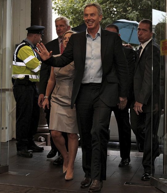 El ex primer ministro británico entra en la librería Eason (Dublín), después de que manifestantes contrarios a la guerra le lanzaran huevos y zapatos. Foto: EFE