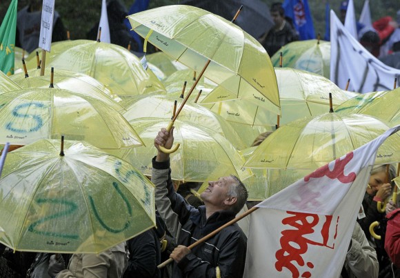 Los manifestantes marchan en solidaridad con los sindicatos durante una manifestación contra los recortes presupuestarios, en frente de la oficina del gobierno polaco, en Varsovia el 29 de septiembre de 2010. Unos 6.000 manifestantes marcharon por las lluvias de Varsovia durante una de las muchas manifestaciones que tuvieron lugar en toda Europa para protestar contra los planes de austeridad del gobierno destinadas a reducir el déficit.