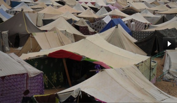 Miles de saharauis, en un campamento improvisado a 13 kilómetros al este de El Aaiún para protestar contra Marruecos.-