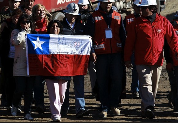 Los 33 mineros en Chile serían rescatados este martes 