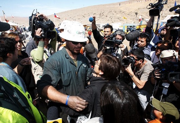 Los 33 mineros en Chile serían rescatados este martes 