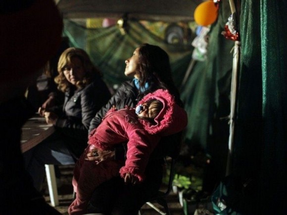 CHILE. RominaGómez, hija del minero atrapado Mario Gómez, sostiene a su hija Camila, en el campamento San José.(AP)