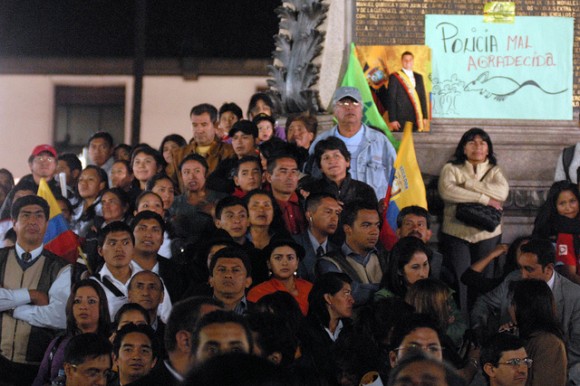 Cientos de personas acudieron a la Plaza Grande para respaldar al Presidente Rafael Coorea, frente a la insubordinación de sectores de la Policía Nacional. / Foto: Eduardo Santillán