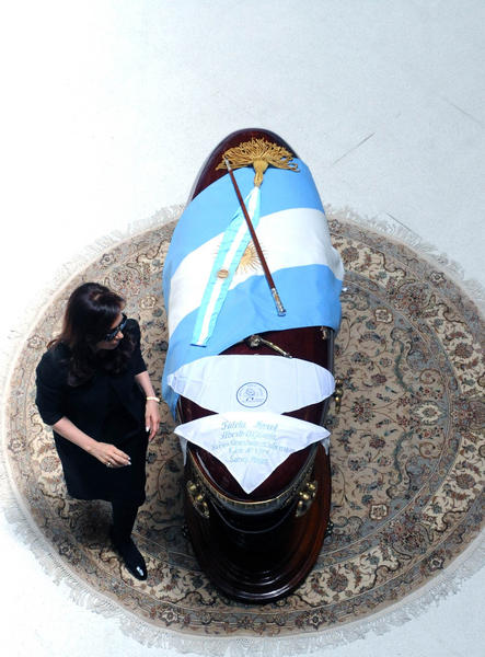 La presidenta argentina Cristina Fernández de Kirchner en la Casa de Gobierno, a solas con los restos del ex presidente Néstor Kirchner, en Argentina, el 28 de octubre de 2010. AIN FOTO/Presidencia de la NACION /TELAM