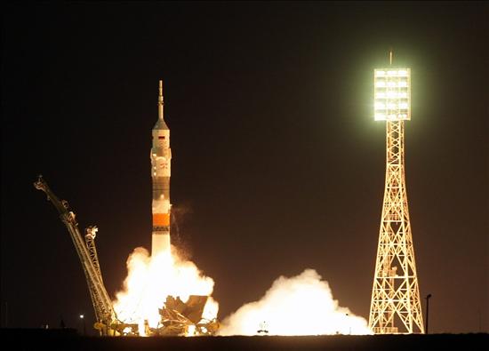 Nueva tripulación parte a la Estación Espacial a bordo de nave rusa Soyuz
