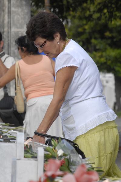Familiares de las víctimas del atentado terrorista contra un avión de Cubana de Aviación que explotó en pleno vuelo con 73 personas a bordo en las costas de Barbados en el año 1976, durante el acto efectuado en la Necrópolis de Colón, en La Habana, Cuba