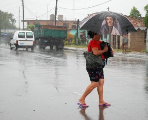Las lluvias generadas por Paula en la ciudad de Pinar del Río, sin ser significativas aún se reportan a intervalos. 14 de octubre de 2010. AIN FOTOS/Abel PADRON PADILLA