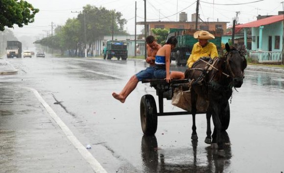 Las lluvias generadas por Paula en la ciudad de Pinar del Río, sin ser significativas aún se reportan a intervalos. 14 de octubre de 2010. AIN FOTOS/Abel PADRON PADILLA