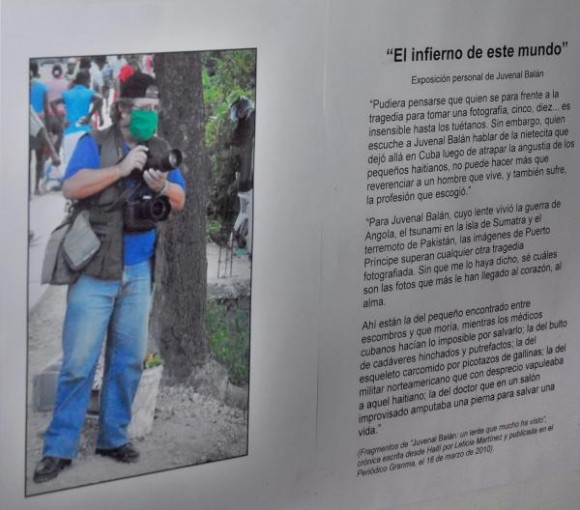 El foto reportero Juvenal Balán Neyra (D), ofreció declaraciones a la prensa, durante la inauguración, el 8 de octubre de 2010, en la sede de la Unión de Periodistas de Cuba (UPEC), de su exposición fotográfica, "El infierno de este mundo", que muestra imágenes del desastre, tomadas tras el terremoto de la República de Haití. AIN FOTO/Oriol de la Cruz ATENCIO