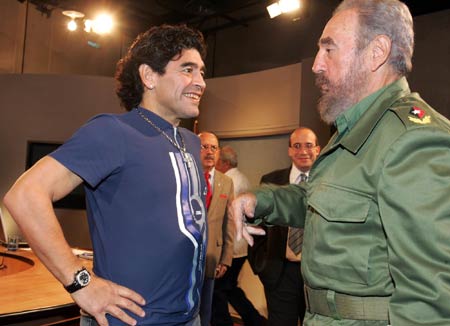 Maradona con Fidel en una Mesa Redonda dela TV cubana en octubre de 2005. Foto: Archivo de Cubadebate
