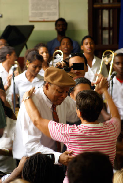Al estilo de New York la “Sandunguera”, de Los Van Van, fue el colofón de la visita de algunos de los miembros de la Jazz Lincoln Center Orchestra al Conservatorio de Música Guillermo Tomás en el municipio  de Guanabacoa. 