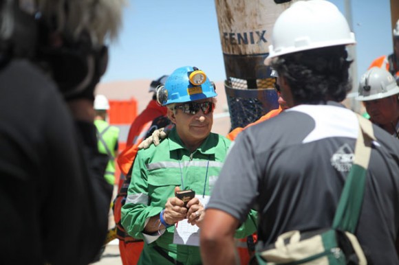El minero Omar Reygadas, de 56 años, sostiene una biblia al llegar a la superficie a bordo de la cápsula Fénix 2 hoy, miércoles 13 de octubre de 2010, en el yacimiento San José en Copiapó (Chile), donde se realizan las labores de rescate de los 33 mineros atrapados desde el 5 de agosto. EFE/HUGO INFANTE/GOBIERNO DE CHILE
