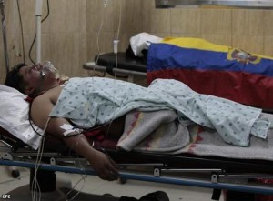QUITO. Un miembro del GIR cayó herido y otro del GOE (al fondo) murió durante el operativo para rescatar a Rafael Correa.