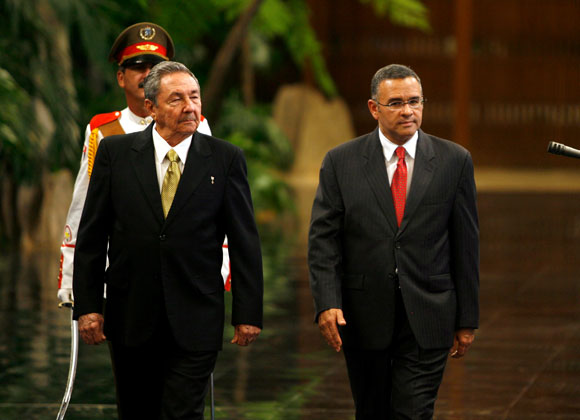 Raúl Castro, Presidente de Cuba y Mauricio Funes, presidente de El Salvador, en la ceremonia de presentación de las delegaciones de ambos países