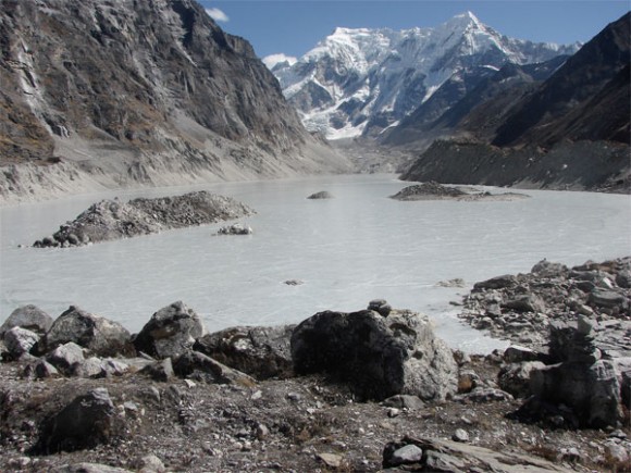 El glaciar Tso Rolpa, en el centro de Nepal, también afectado por el cambio climático (Kishor Rimal / IPS)