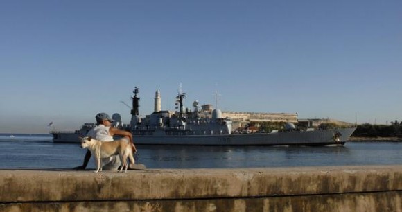 El Buque de la Armada Inglesa "Manchester", arribó al puerto de La Habana, Cuba, el 15 de noviembre de 2010.  AIN FOTO/Omara GARCIA MEDEROS