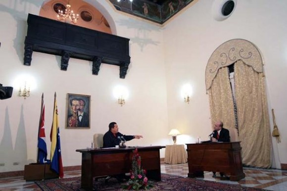El Presidente Chávez y Randy Alonso, en La Habana. Foto: Prensa Presidencial