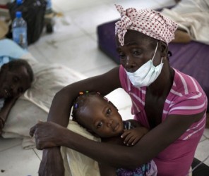 Una mujer con su hijita en uno de los centros de salud atendidos por médicos cubanos en Haití para atender a los enfermos. 