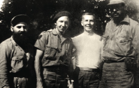 De izquierda a derecha, el doctor Bernabé Ordaz, el comandante Raúl Castro Ruz, el doctor Julio Martínez Páez y el Comandante en Jefe Fidel Castro Ruz.