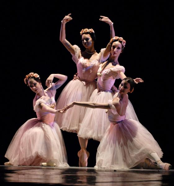 Presentación de «Grand pas de quatre» en el Gran Teatro de La Habana, el 7 de noviembre de 2010, durante la Gala de clausura del 22 Festival Internacional de Ballet.  AIN  FOTO/Roberto MOREJON RODRIGUEZ