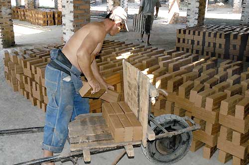 Ladrillos producidos artesanalmente en Cuba.