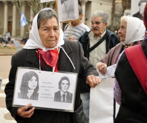 Madre de Plaza de Mayo rinden homenaje a Néstor Kirchner