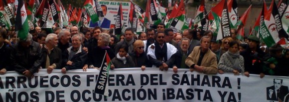 Una multitudinaria manifestación convocada por la Coordinadora Estatal de Asociaciones Solidarias con el Sáhara ha comenzado poco después del mediodía en el centro de Madrid, con algunos incidentes y quema de banderas marroquíes y la presencia en su cabecera de dirigentes del PP, IU, UPyD, UGT y CCOO.  La manifestación ha sido convocada por la Coordinadora Estatal de Asociaciones Solidarias con el Sáhara (CEAS-Sáhara) y la Plataforma cívica pro Referéndum en el Sáhara. El objetivo de la marcha es mostrar la "repulsa por los asesinatos que se están produciendo en El Aaiún, después de haber sido salvajemente arrasado el campamento cívico de Gdeym Izik".