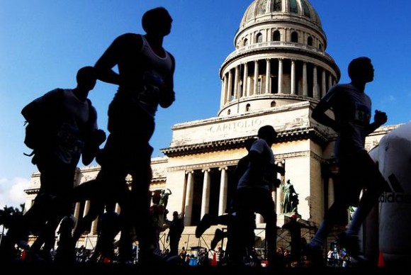 Competidores participan en la maratón Marabana 2010, el 21 de noviembre de 2010, La Habana, Cuba. AIN FOTO/Sergio ABEL REYES