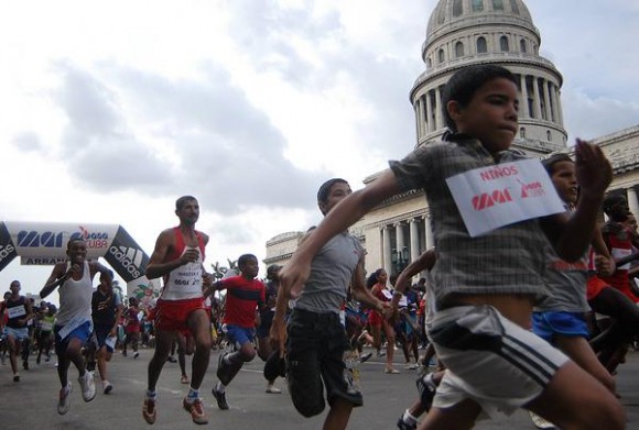 Inicio de la maratón MARACUBA 2010, como parte de las actividades por el Día de la Cultura Física y el Deporte, 20 de noviembre de 2010, La Habana, Cuba. AIN FOTO/Sergio ABEL REYES