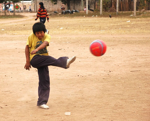 Argentinos descubren y disfrutan el fútbol desde niños. Foto: Kaloian