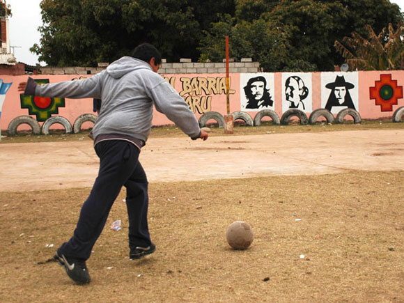 Argentinos descubren y disfrutan el fútbol desde niños. Foto: Kaloian