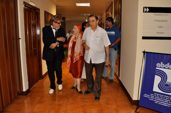 Alicia Alonso, Pedro (esposo de Alicia) y Amaury Pérez en el programa "Con 2 que se quieran". Foto: Peti