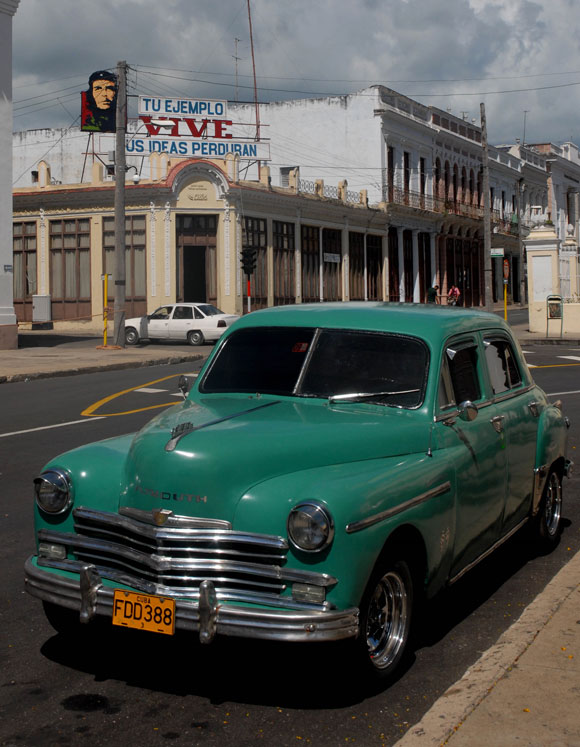 Modelos de vehículos antiguos, de tránsito por la ciudad de Cienfuegos. AIN Foto: Modesto GUTIÉRREZ CABO
