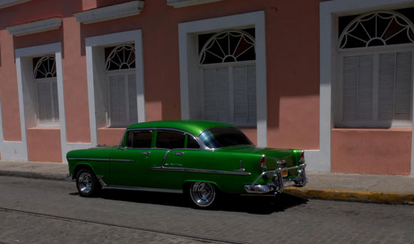 Modelos de vehículos antiguos, de tránsito por la ciudad de Cienfuegos. AIN Foto: Modesto GUTIÉRREZ CABO