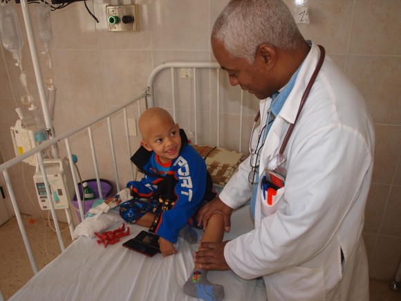 El doctor Renó atiende a un niño en el Instituto de Oncología en La Habana. Foto: Archivo.