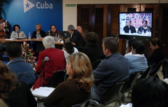 Destacados panelistas participaron en la Video Conferencia Cuba-España sobre los Derechos Humanos, que reunió en la sede del Ministerio de Relaciones Exteriores de Cuba a expertos, periodistas, intelectuales y familiares de los cinco luchadores contra el terrorismo prisioneros en Estados Unidos, el 10 de diciembre de 2010.   AIN  FOTO/Omara GARCIA MEDEROS/are