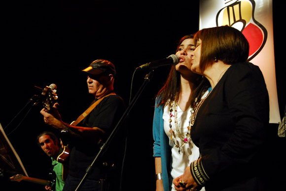 Vicente Feliú en concierto junto a su familia. Foto: Iván Soca