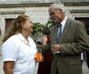 Michael Parmly conversa en su residencia en La Habana con Laura Pollan, una de las "Damas de blanco", grupo que recibe financiamiento del gobierno de los Estados Unidos. Foto: AP